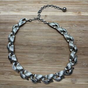 Lisner vintage silver tone leaf necklace choker cocktail jewelry